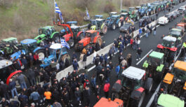 Όλοι οι εργαζόμενοι σε θέση μάχης δίπλα στους αγρότες! Ο αγώνας τους είναι και δικός μας αγώνας! Να ικανοποιηθούν τώρα τα δίκαια αιτήματα τους! Όλοι οι εργαζόμενοι σε θέση μάχης δίπλα στους αγρότες! Ο αγώνας τους είναι και δικός μας αγώνας! Να ικανοποιηθούν τώρα τα δίκαια αιτήματα τους!